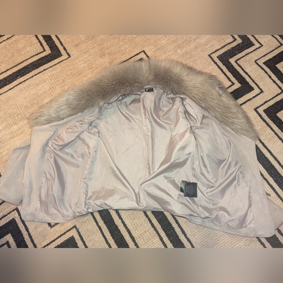Beige Teddy Jacket with Plush Fur Collar and Fitted Design - Picture 7 of 10